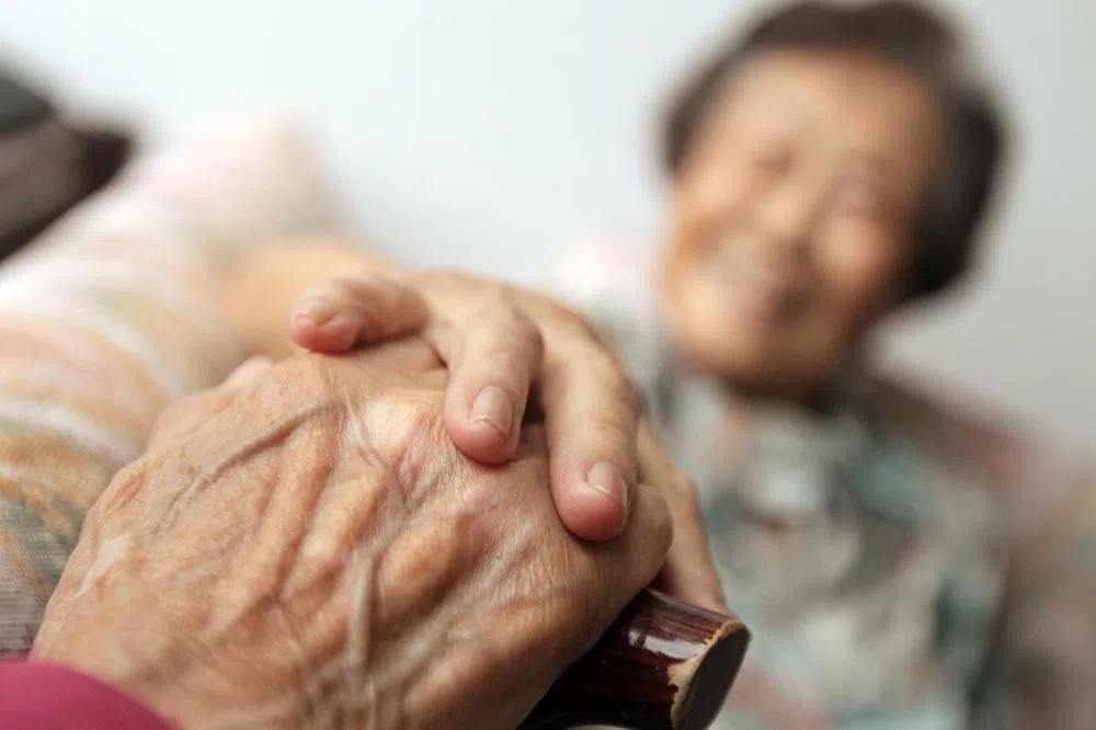 本地看护者中近57％已年满60岁，正处于“老人照顾老人”的状态。