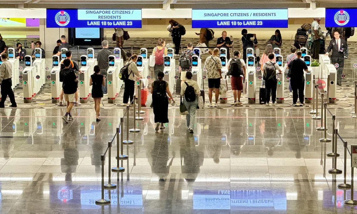 每逢公定假日就出国游玩，是许多新加坡人的“标准作业程序”。（联合早报）