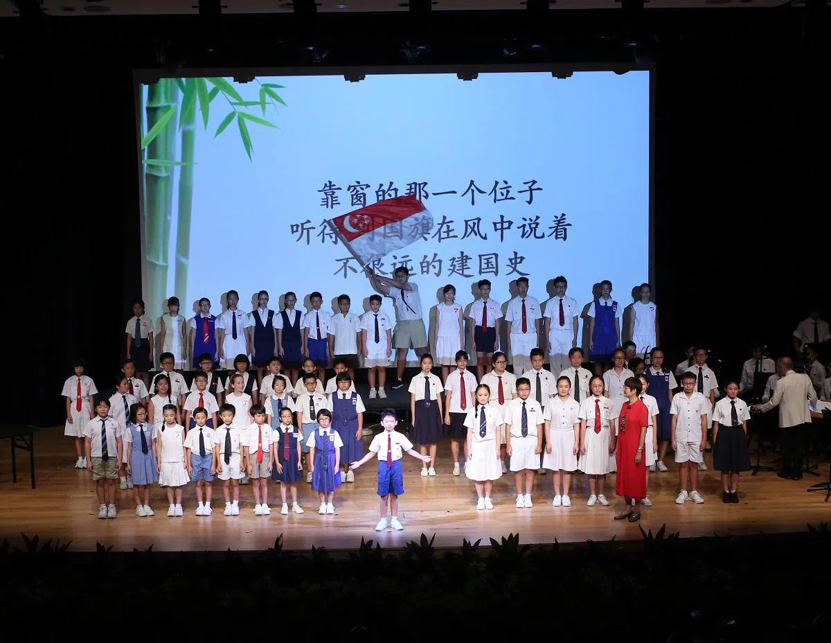  26所特选学校的学生在特选学校成立40年的特选40推介活动上代表一同朗诵本地知名文化人梁文福博士创作的诗歌，述说一代人对特选学校的情怀和期许。（联合早报） 