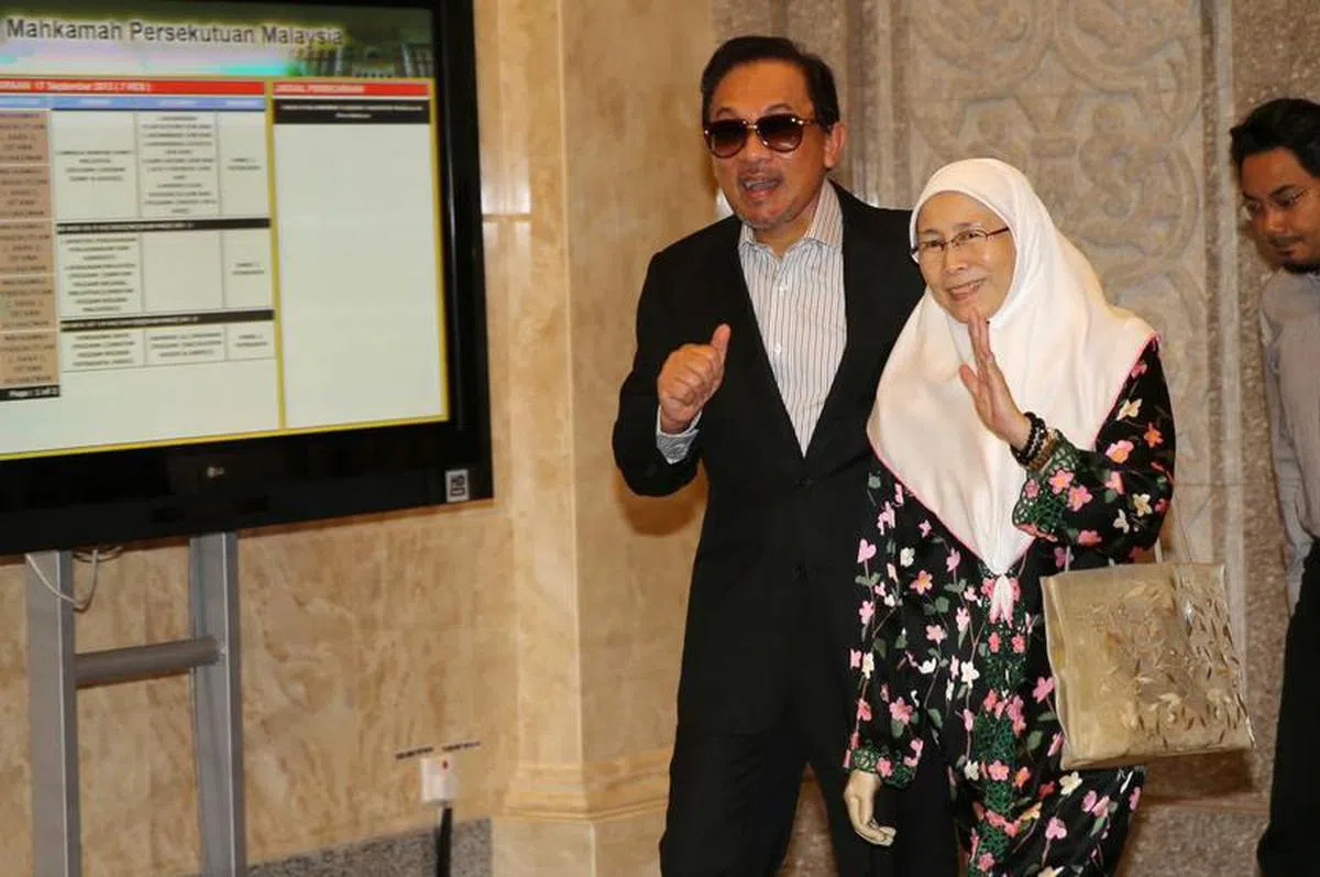  安华与妻子（图片取自互联网） 