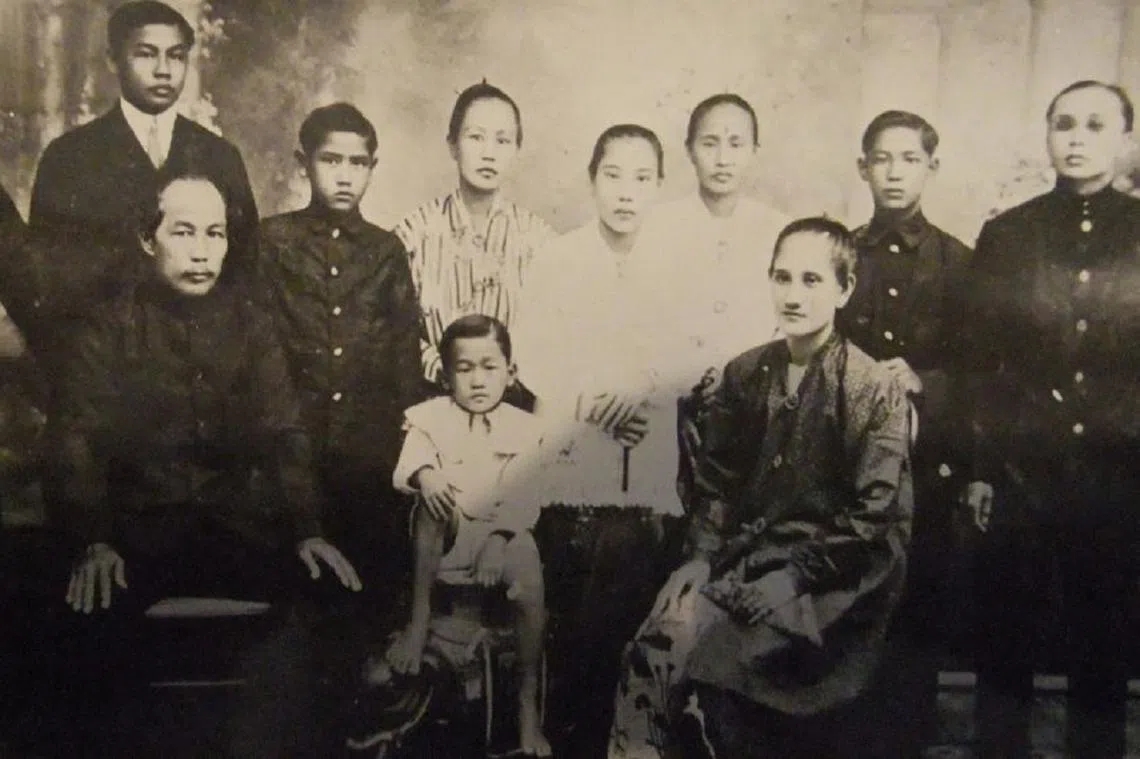 土生华人徐维德的基因组有86.3%是华人血统，13.7%是马来血统。他的外曾祖父（前排左一）、外曾祖母（前排右一）、外公（后排左一），当年住在马来西亚砂拉越的古晋。（徐维德）