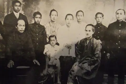 土生华人徐维德的基因组有86.3%是华人血统，13.7%是马来血统。他的外曾祖父（前排左一）、外曾祖母（前排右一）、外公（后排左一），当年住在马来西亚砂拉越的古晋。（徐维德）