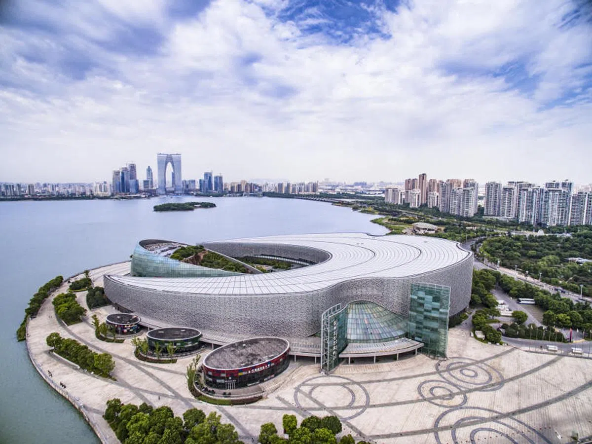  苏州工业园区金鸡湖畔的苏州文化艺术中心是苏州最具代表性的文化高地，也是多元化的艺术圣地。（苏州工业园区提供） 