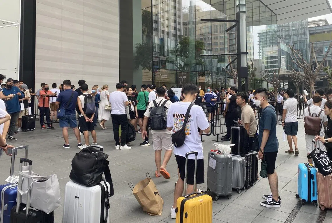 大约500人16日早上在乌节路排队。（新明日报）