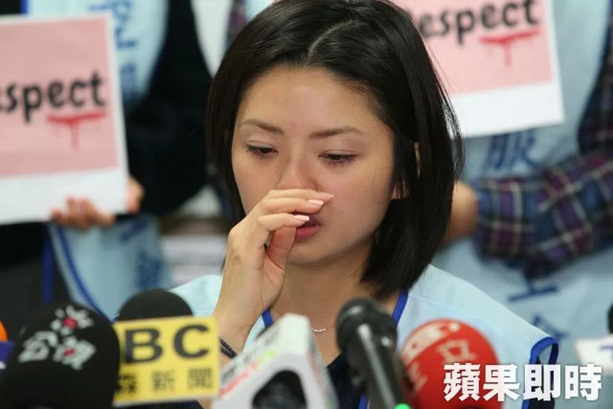  被乘客无礼要求协助如厕的长荣郭姓空姐在记者会上声泪俱下。（苹果日报） 