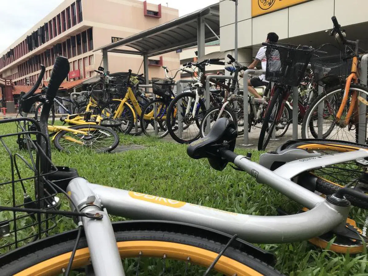  随意停放的共享脚踏车。（联合早报） 