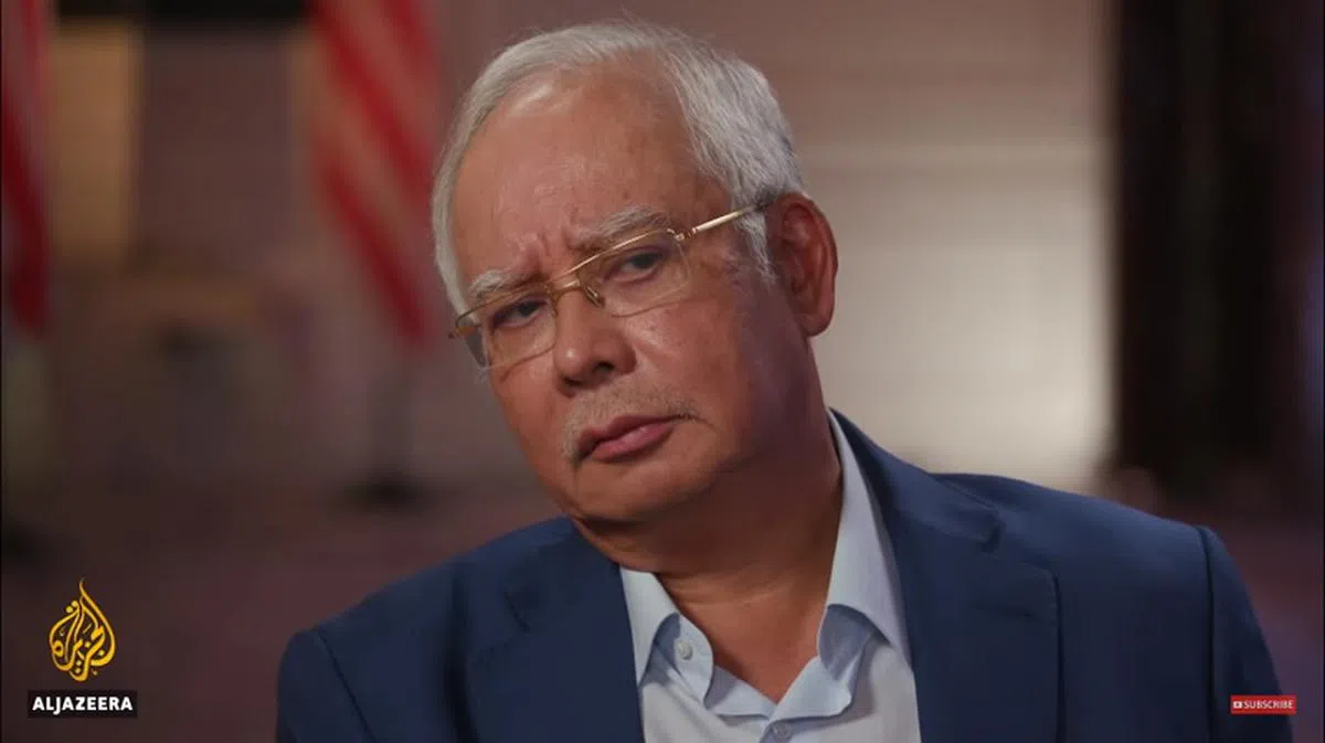  眉头皱成一团。（视频截图） 