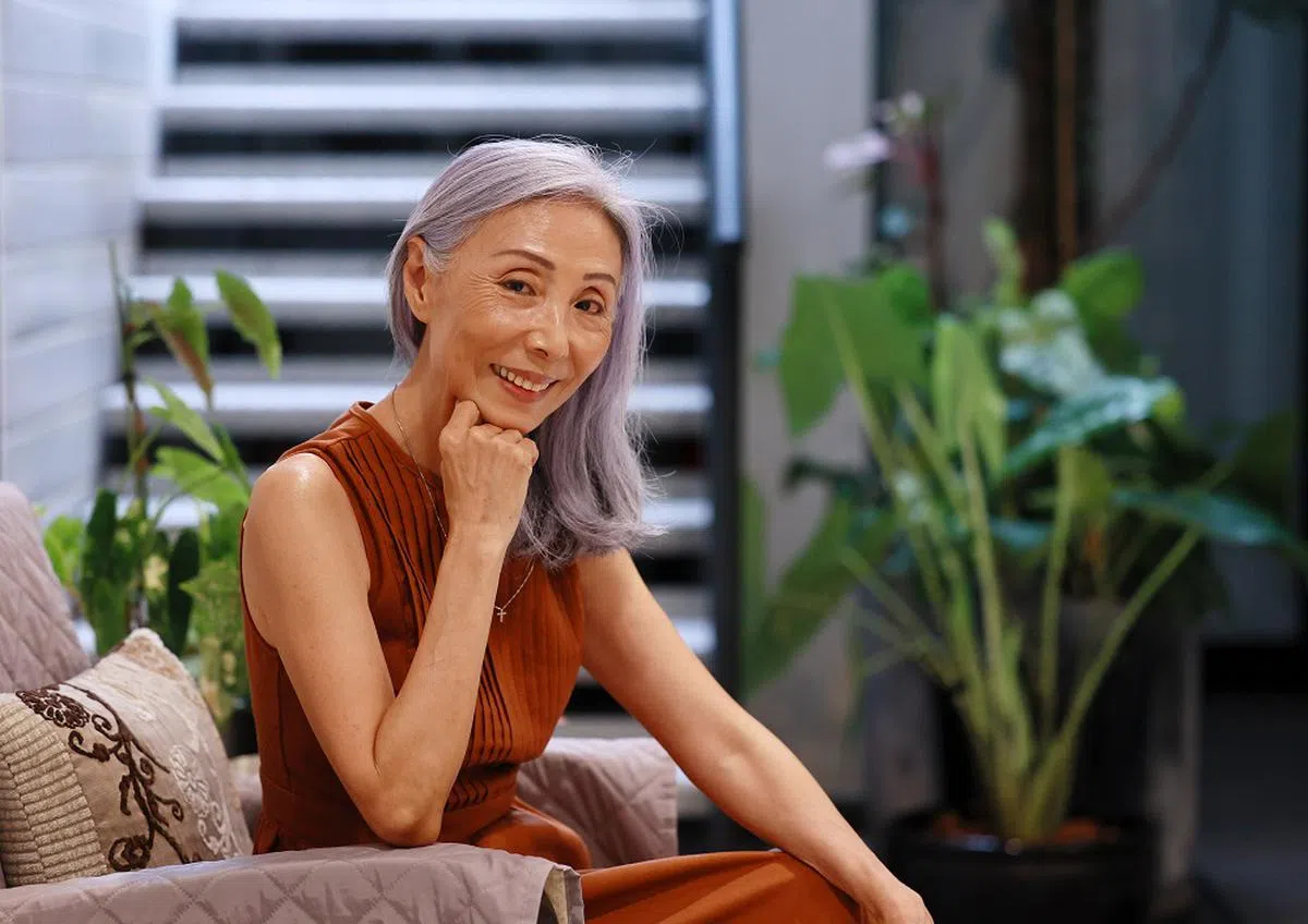 王美燕的“招牌”银发，让她受到许多时尚品牌的青睐。（新明日报）