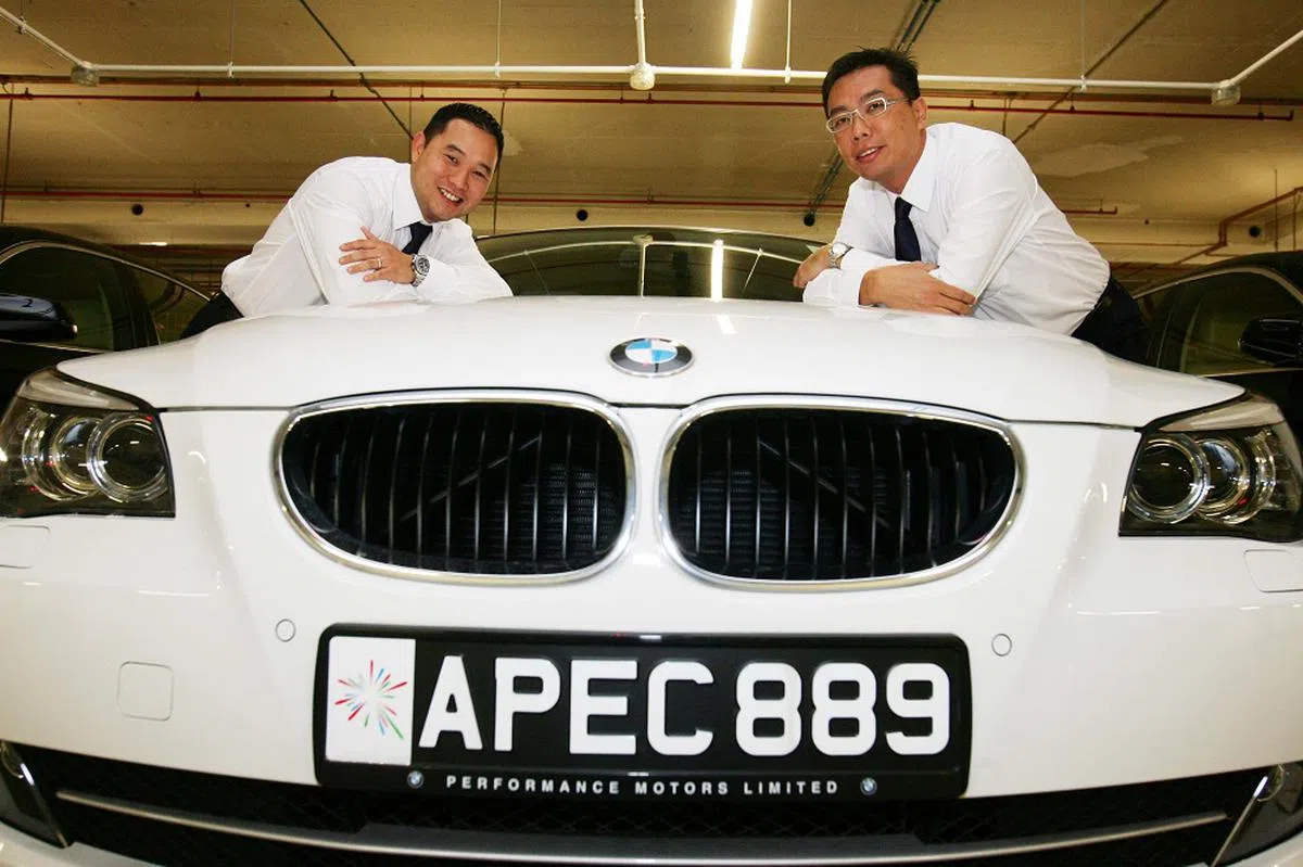 共有400名司机获选为2009年亚太经济合作组织（APEC）峰会的指定司机，开着带有“APEC”车牌的轿车，负责接送各经济体领袖和部长等往返下榻酒店和会场等。（联合早报）