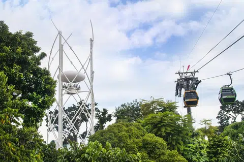 由花柏山休闲集团推出的圣淘沙天空喜立（SkyHelix Sentosa）坐落在英比奥山顶区，打造高空户外的休闲体验。设施外观为高耸的螺旋柱，中心的空中吊厢可将游客上升到海拔79米的高空之上。游客将置身于露天空间，与大自然近距离接触。（花柏山休闲集团提供）