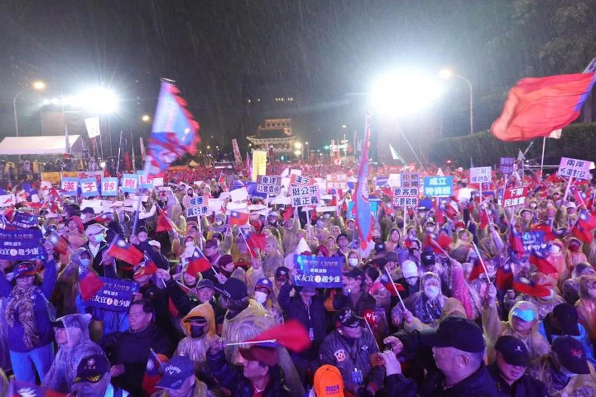 蓝营的主视觉设计仍旧没有跳脱传统的青天白日满地红元素。（互联网）