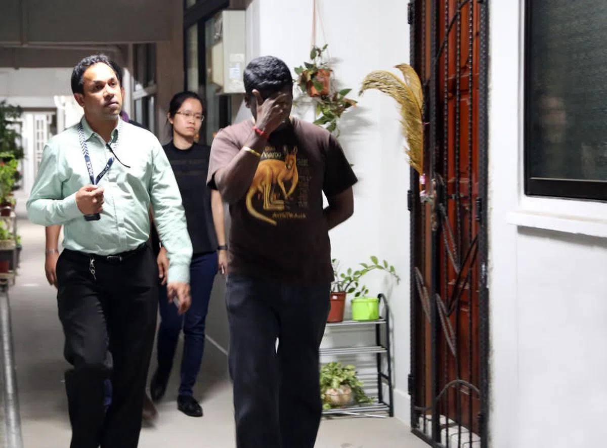  盖娅蒂丽的丈夫凯文切尔瓦姆（Kevin Chelvam，右）将面临五项包括虐佣的控状，案件仍在审理中，案发时他是一名警曹长。（联合晚报） 
