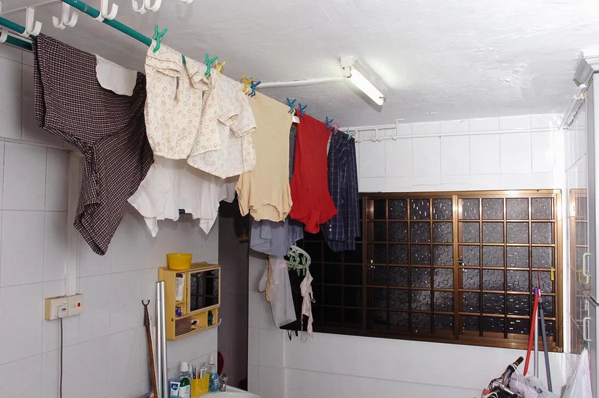 把湿衣服晾在室内，会将空气湿度提高30％。（联合早报）