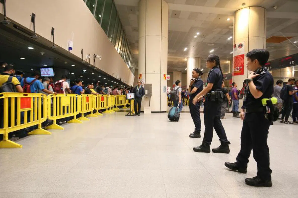  关卡人头攒动的情景短期内不太可能出现。（联合早报） 