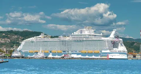 世界最大的游轮“海洋交响乐号”（Symphony of the Seas）共有2700个舱房，载客量和工作人员加起来，接近10000人。（皇家加勒比海公司）