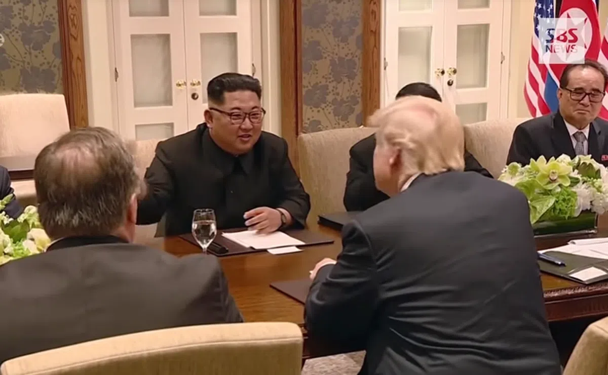  12日“特金会”当天，金正恩与特朗普举行双方扩大会议。（朝鲜中央电视台纪录片截图） 