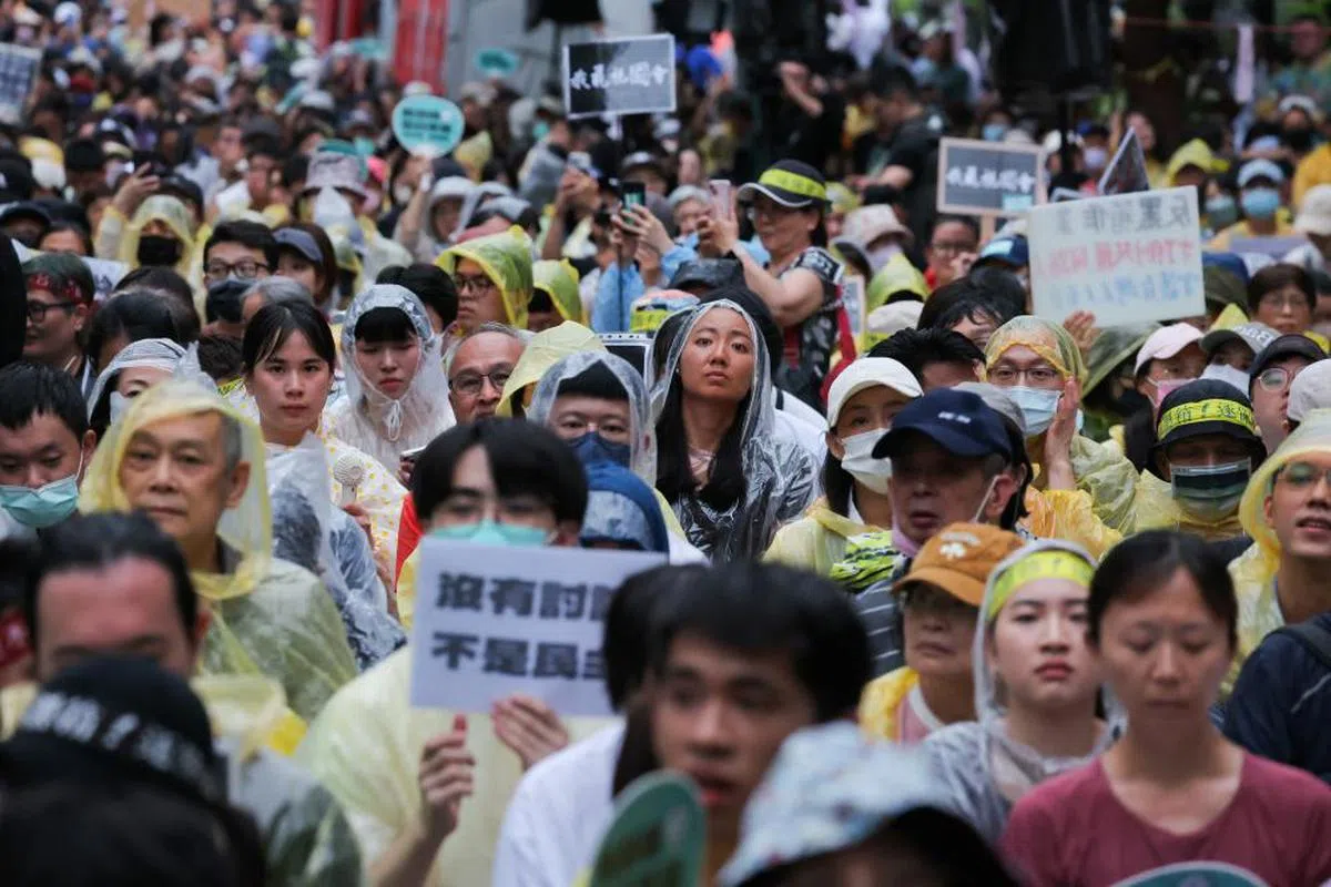 示威群众冒雨抗议蓝白阵营在立法院强硬修法。（路透社）