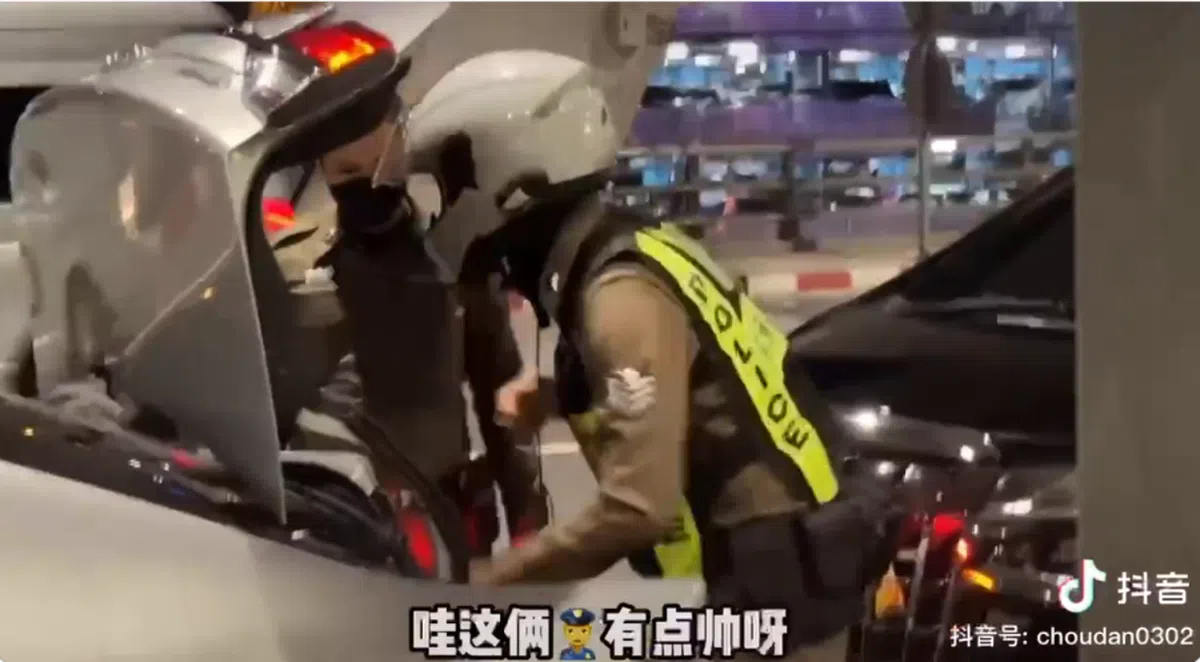 两名警员身着制服准备为女网红开路。（视频截图）