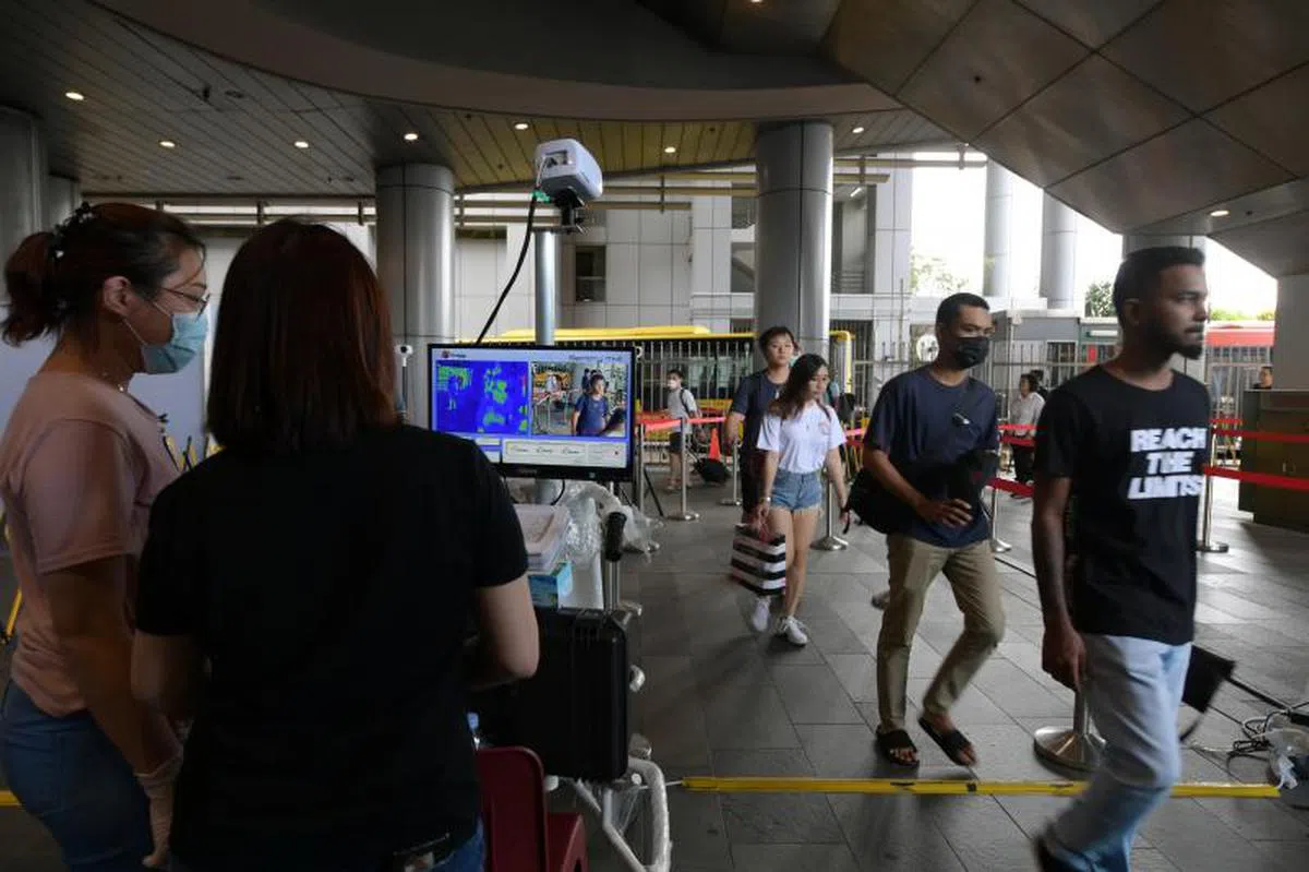  从海陆管道通关入境我国的新加坡人和马国人不受新措施影响。（海峡时报） 