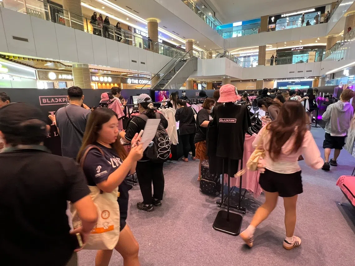 韩国女团Blackpink 将于11月28日在新加坡举办三场 “Deadline”演唱会。25日，官方限时快闪店在Kallang Leisure Mall 开幕，吸引逾百名粉丝冒雨排队抢购周边商品。