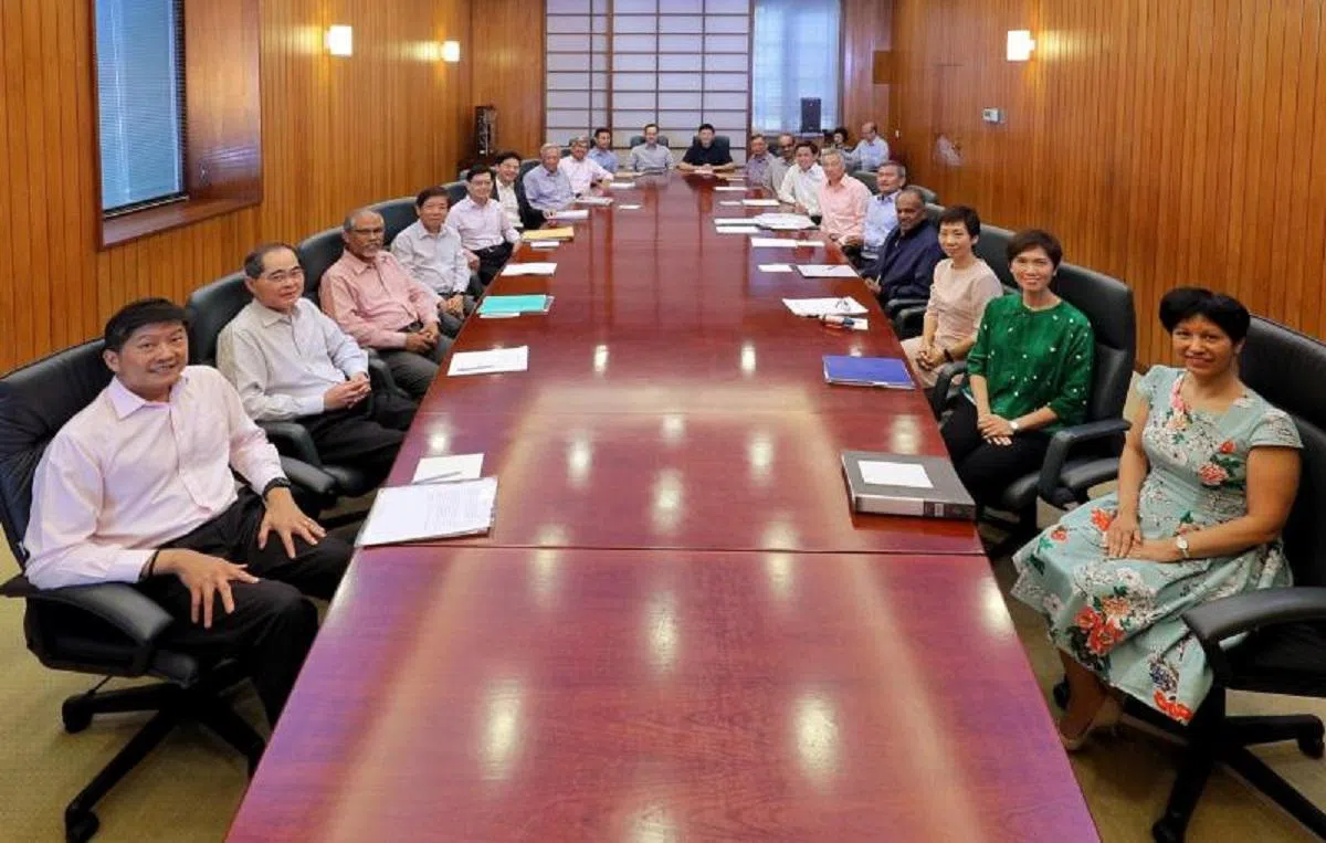  李显龙总理与现任内阁成员开会。（李显龙总理面簿） 