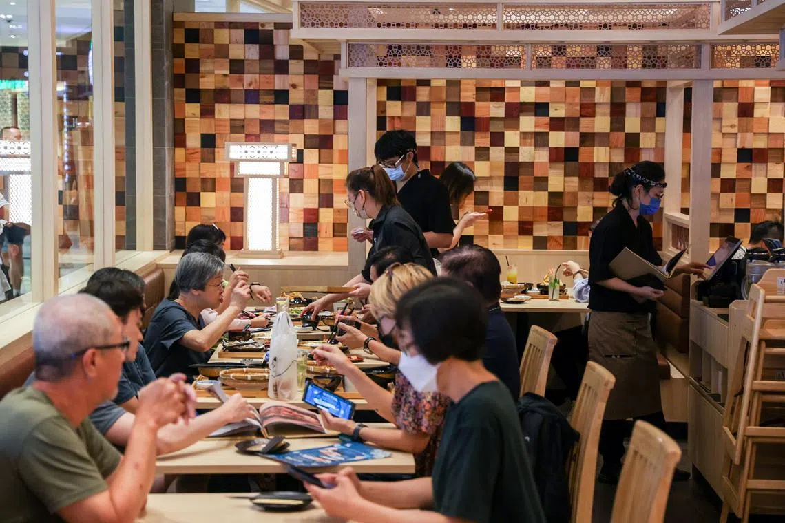 食客在用餐。图为主打纯手工天妇罗的日式餐馆Tempura Makino新达城分行。（联合早报）