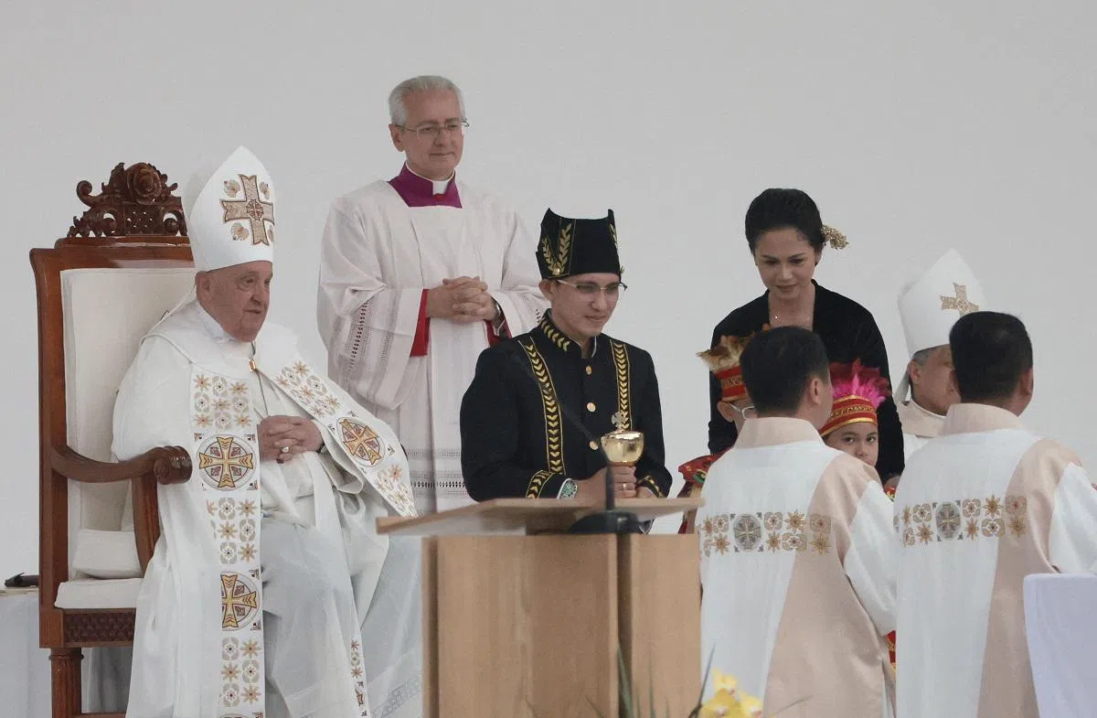 教宗方济各在印度尼西亚主持弥撒时穿的祭服和主教冠。（路透社）