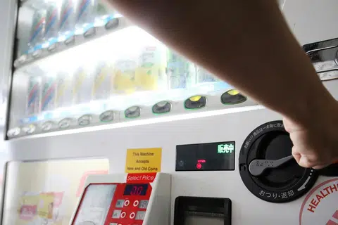 研究发现，除了咖啡和茶，可乐饮料和能量饮料在本地也越来越受欢迎。（联合早报）