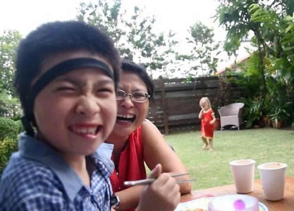 科元（左一）与养母林宝莲医生在新加坡共度农历新年。（亚洲新闻台）