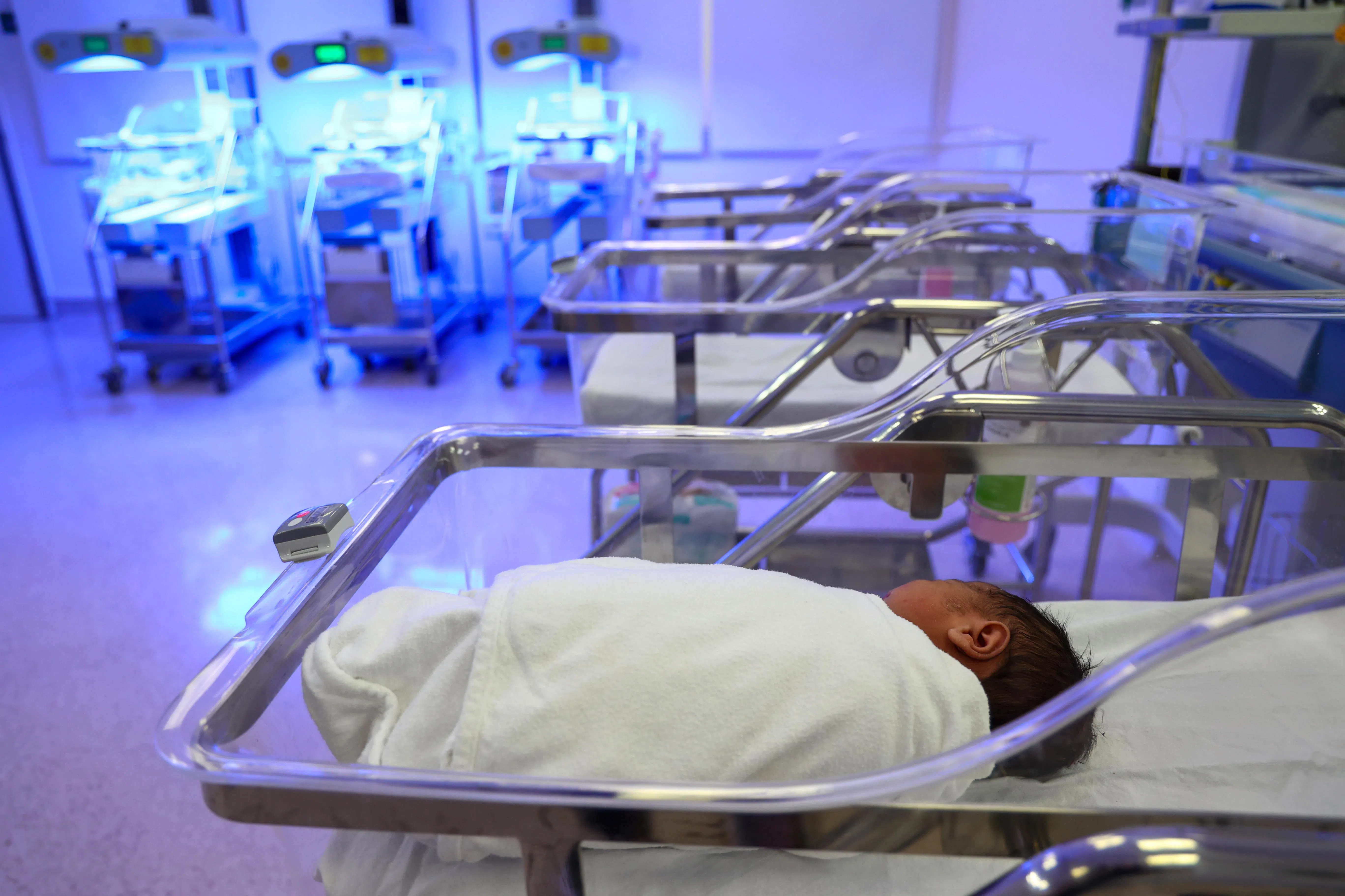 当局警告，生育率持续探底，加上人口迅速老化，新加坡正面临严峻的生存挑战。