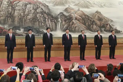  10月25日，在中共十九届一中全会上当选的中共总书记习近平率全体常委，在北京人民大会堂同中外记者见面。左起：韩正、王沪宁、栗战书、习近平、李克强、汪洋、赵乐际。（中新社）