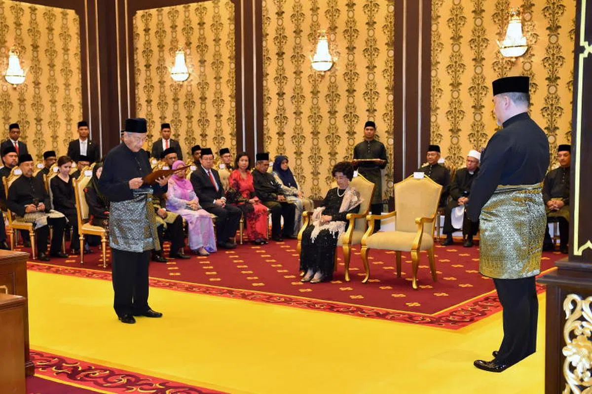  2018年5月10日，希盟撼倒了国阵政府成功变天，马哈迪隔天在皇宫宣誓就任首相一职。（马新社） 