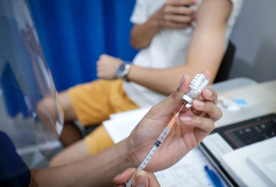 卫生科学局今日公布截至10月底为止，各款疫苗施打后的不良反应数据。（联合早报）