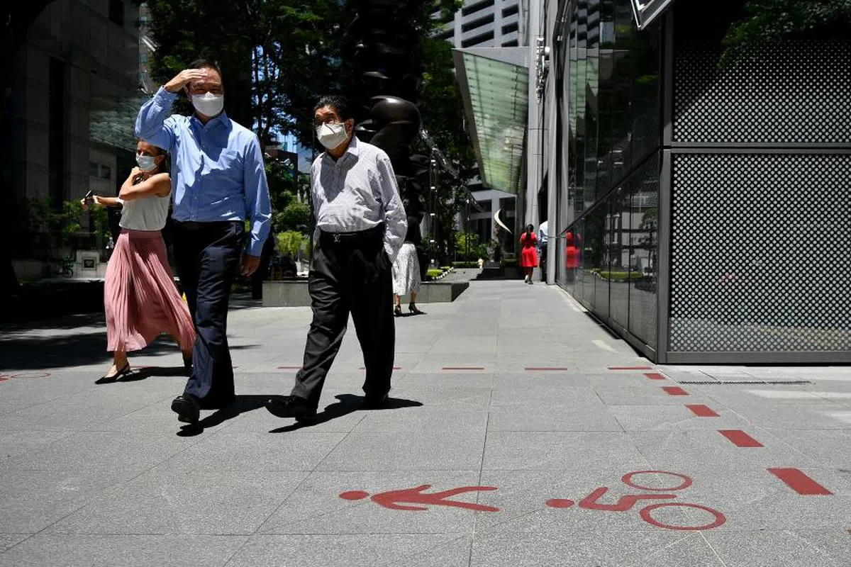 相较其他年龄层，45岁至54岁的本地员工较年长的员工因背负更沉重的财务责任等因素而较不愿意转换岗位。（海峡时报档案照）