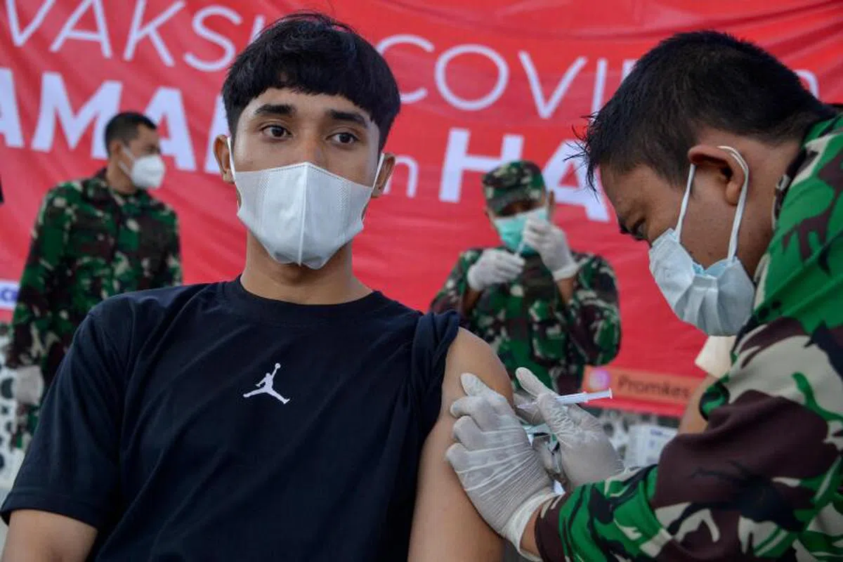  接种科兴疫苗的印尼民众。（法新社） 