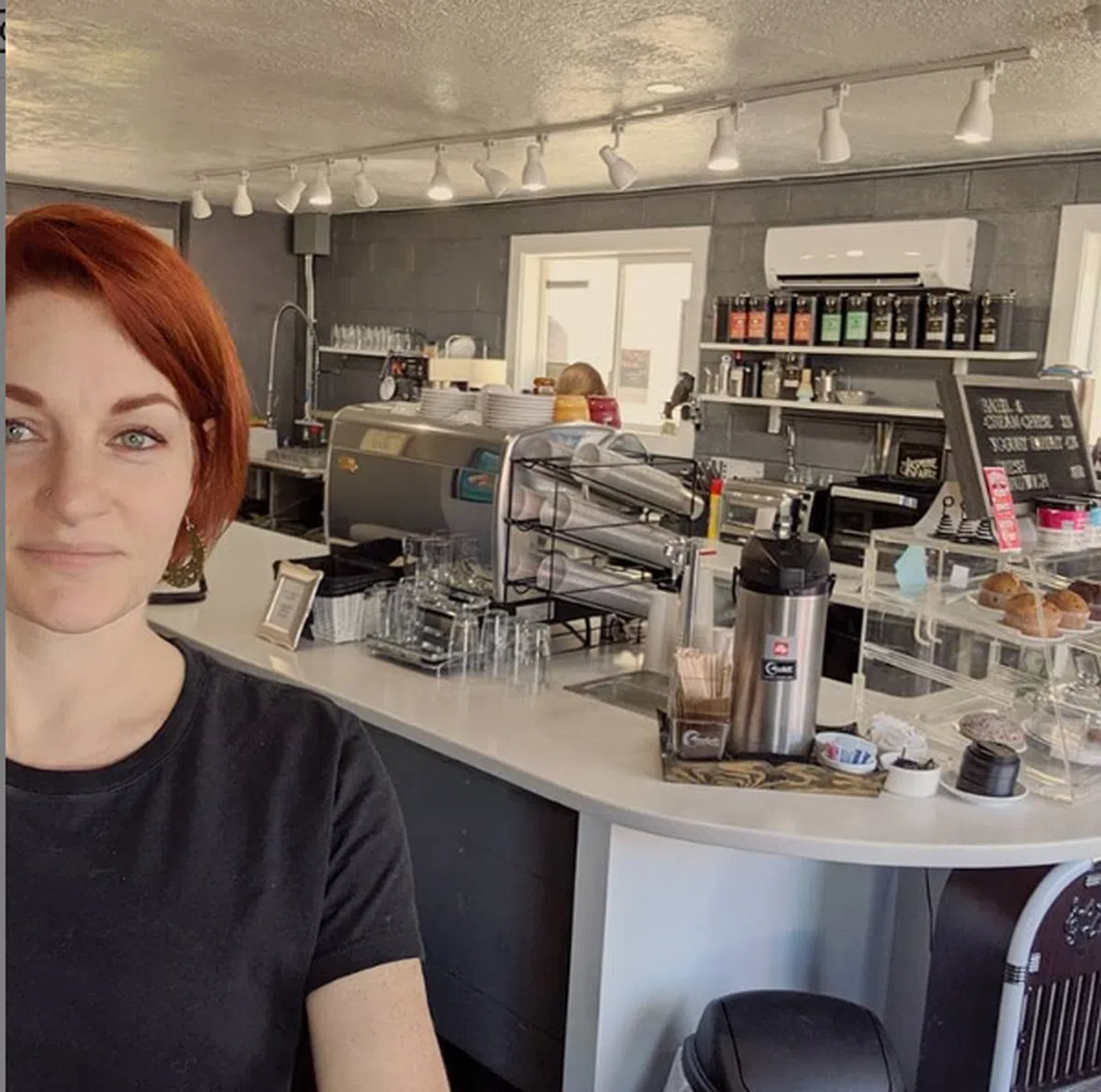  亚当斯的月光咖啡店在规模上比本地咖啡店大得多。（月光咖啡店Instagram） 