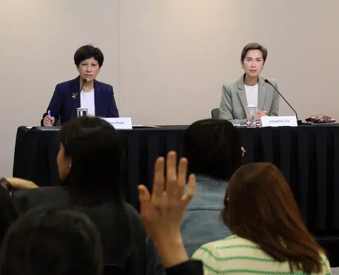 政府出动了两位部长：数码发展及新闻部长兼内政部第二部长杨莉明（右）和财政部第二部长英兰妮（左）向新加坡人郑重道歉，显示事态严重。（海峡时报）