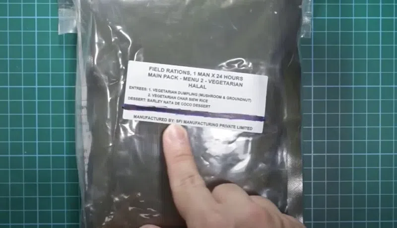 到野外训练好几天，没办法到食堂用餐，士兵们出发前就会领取战地口粮，当然少不了素食口味。（网上视频截图）