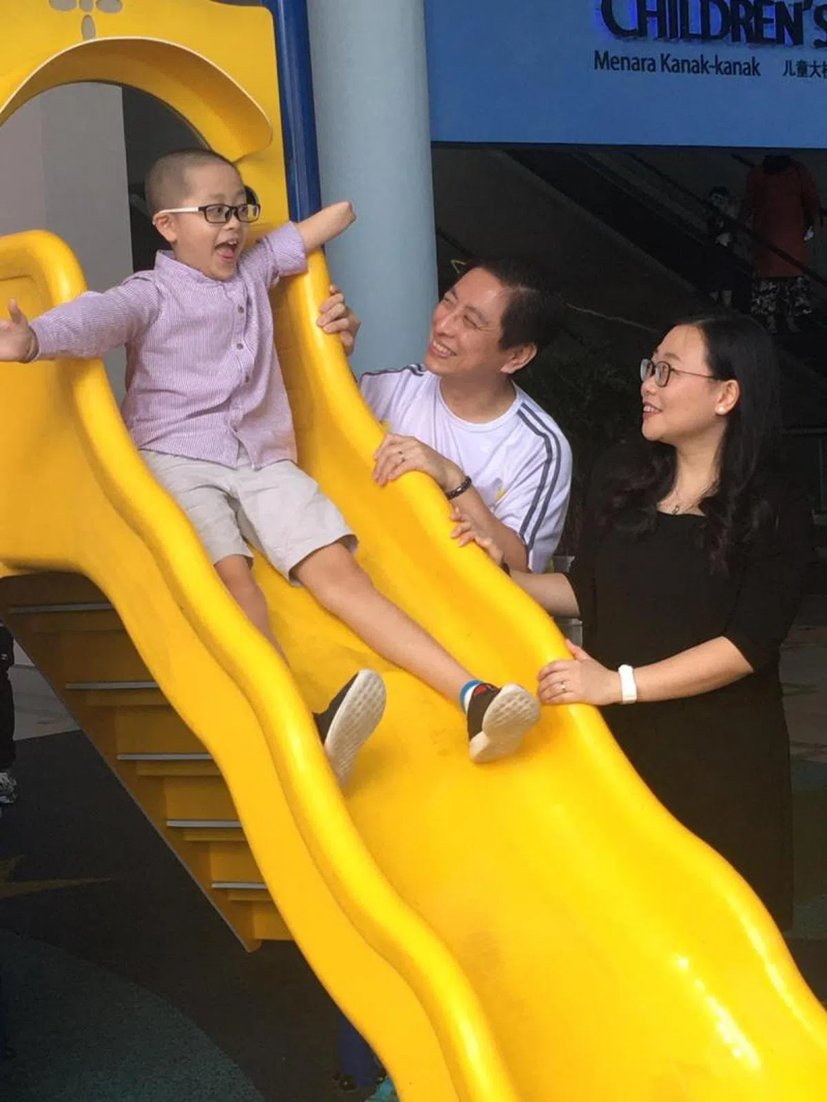  李安哲是父母李国成和卢慧玲的独子，一家三口感情很好。（新明日报） 