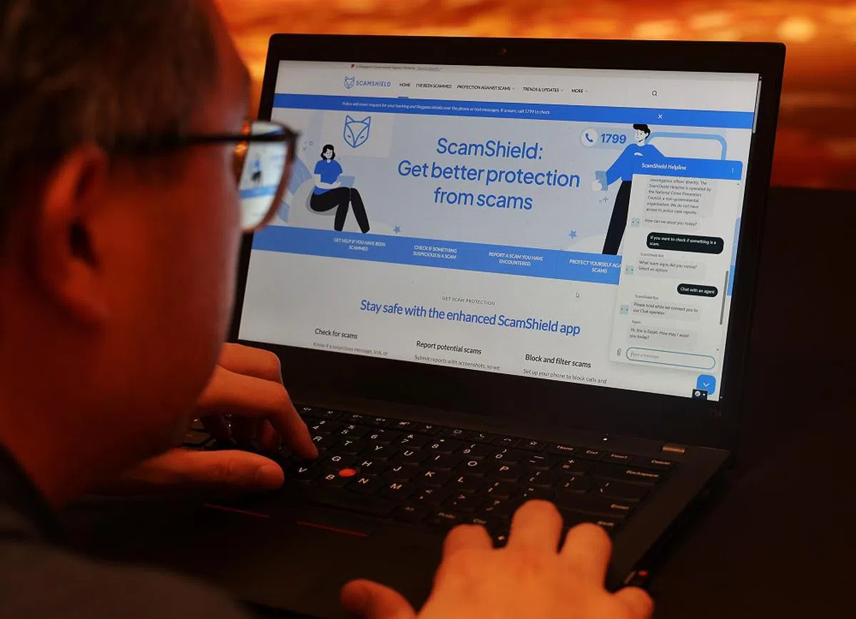 由新加坡政府开发的ScamShield防诈应用，可在几秒内分析信息内容，识别是否属于诈骗。（联合早报）