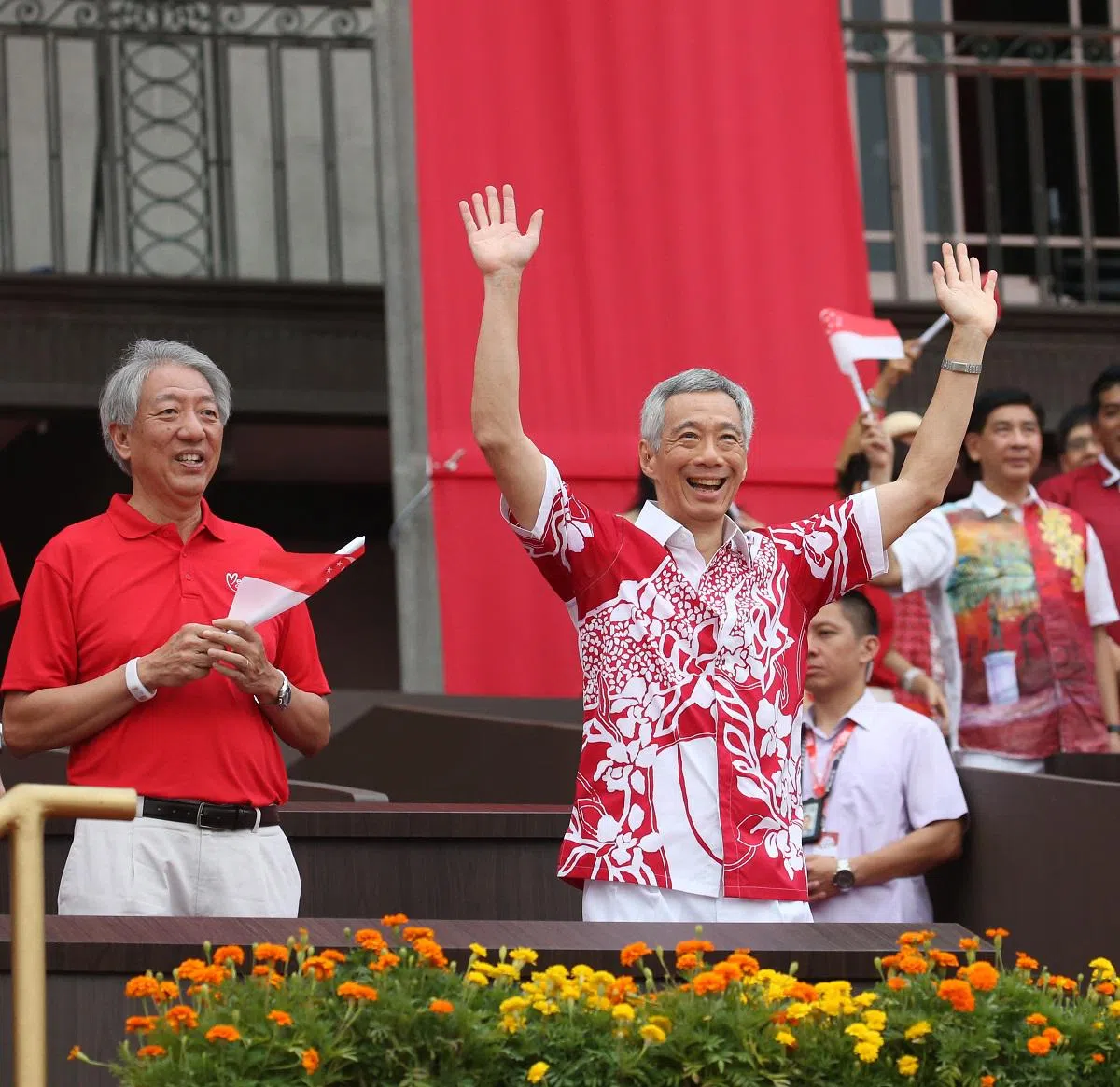 2019年国庆庆典，李显龙总理（右）在政府大厦前大草场挥手示意，引起群众热烈欢呼。当时站在总理身边的就是张志贤国务资政。（新明日报）