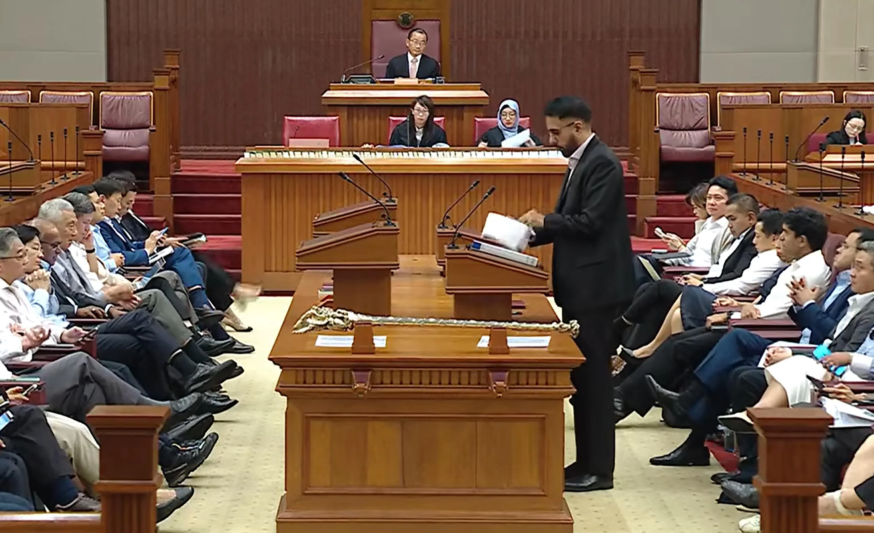 黄循财总理（左二）接受工人党的决定，让反对党领袖职位悬空，直至工人党准备好提名新人选。