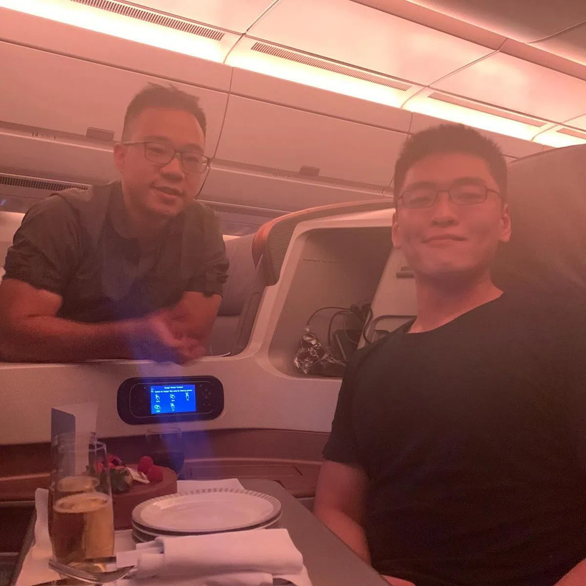  蛋糕是摆在李桓武的位子，王毅睿过来合照。（李桓武面簿） 