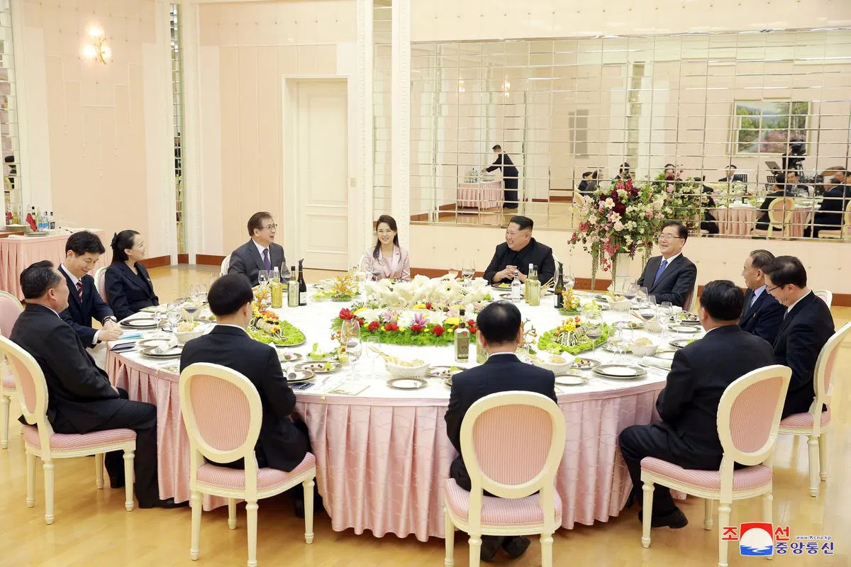  金正恩设晚宴招待访朝特使团成员。（朝中社） 