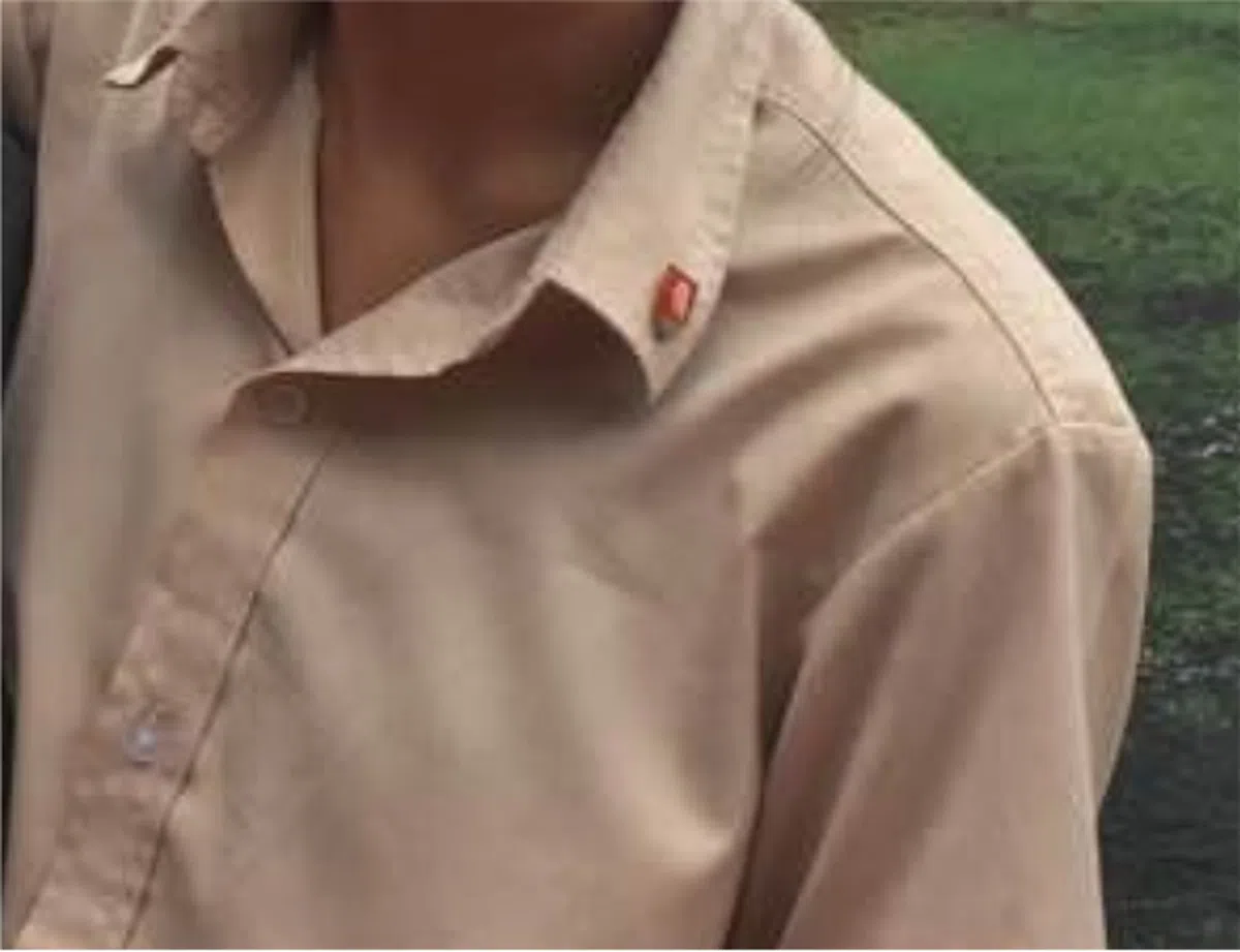  一般学生是不会把最上面的纽扣扣上的。（互联网） 