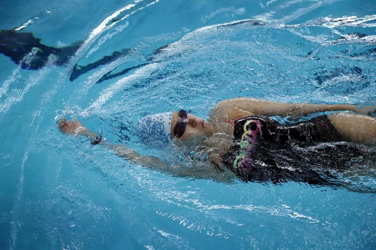 本地目前共有76名不同项目的运动员获得卓越体育奖学金。图为叶品秀的训练画面。（海峡时报）