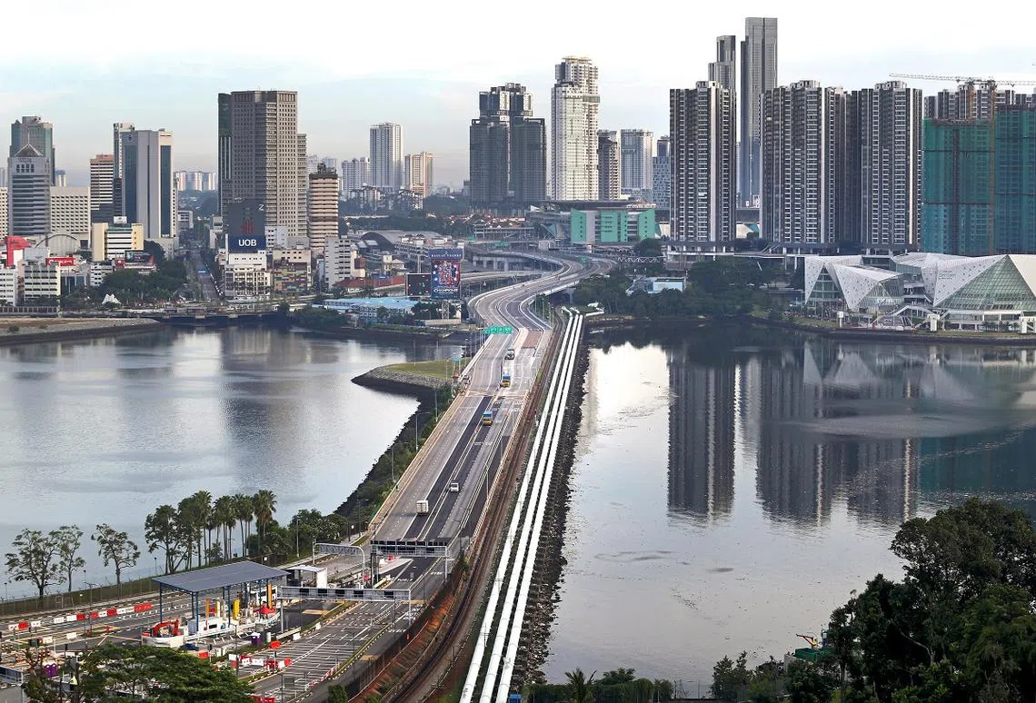 每天有大约30万名马国客工越过新柔长堤前来新加坡工作。（联合早报）