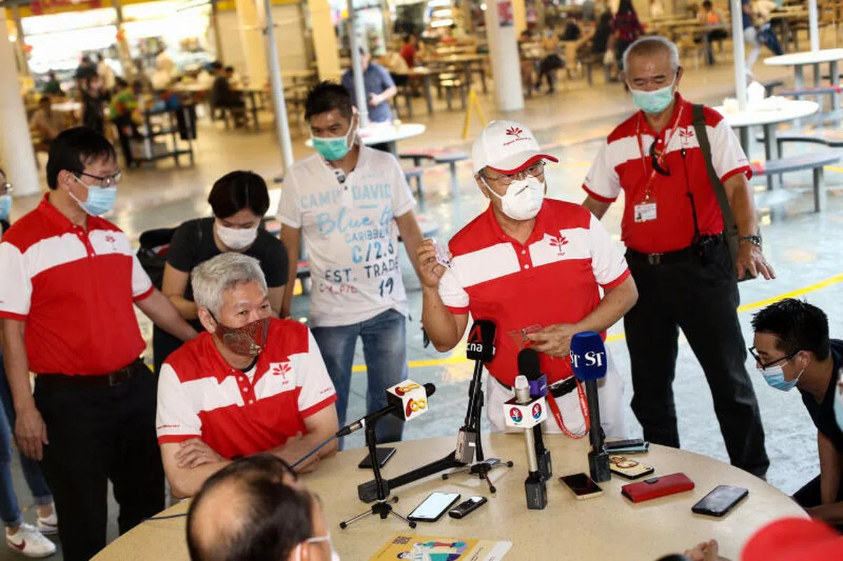  6月24日，李显扬与前进党党魁在中峇鲁巴刹亮相接受媒体访问。（新明日报） 