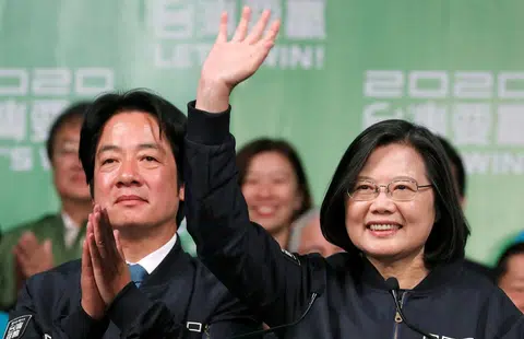 民进党的蔡英文（右）以817万票（57.1%）大胜国民党的韩国瑜264万多票。（路透社）