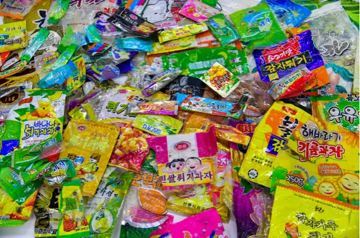 被海水冲上岸的朝鲜食品包装纸。（Kang Dong Wan提供）